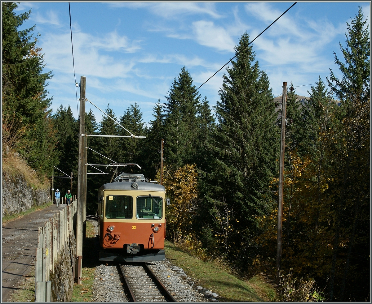 Kurz vor Mrren teilen sich Bahn und Wanderweg den beschrnkten Platz am Hang. 
24. Okt 2013 