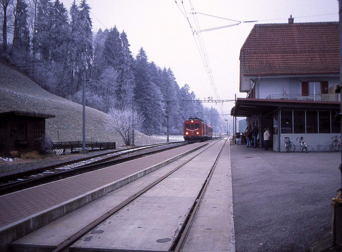 Kurz vor seinem (vermeintlichen) Ende liegt die Station Wasen im Emmental im Nebel, während der  Wasen-Pendel  mit dem Umbau-Triebwagen De 4/4 236 einfährt. 31.Dezember 1992 