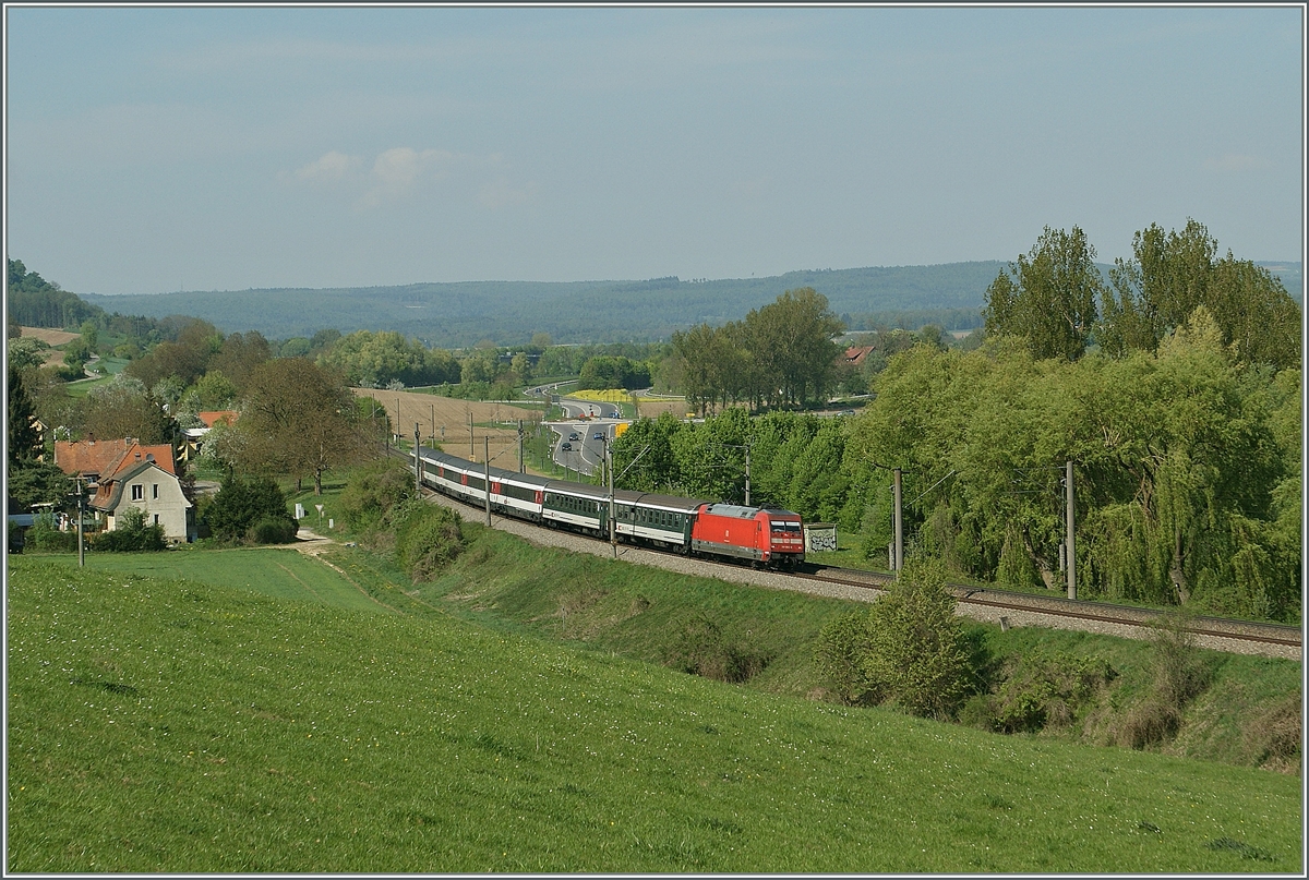 Kurz vor Singen zeigt sich eine DE E 101 mit ihrem IC Stuttgart - Zürich.
22. April 2011