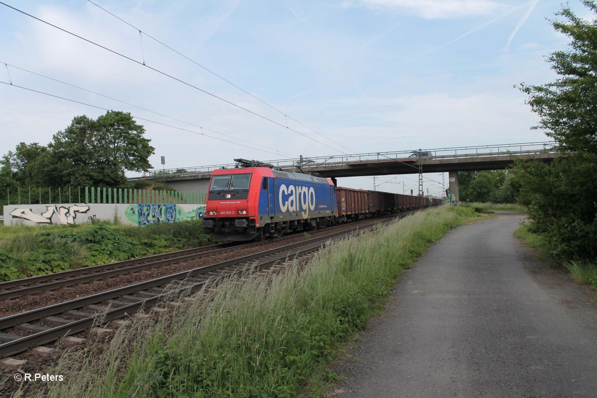 Kurz vor Weinheim (Bergstrasse) zieht 482 035-3 einen Schrottzug in Richtung Mannheim. 28.05.15