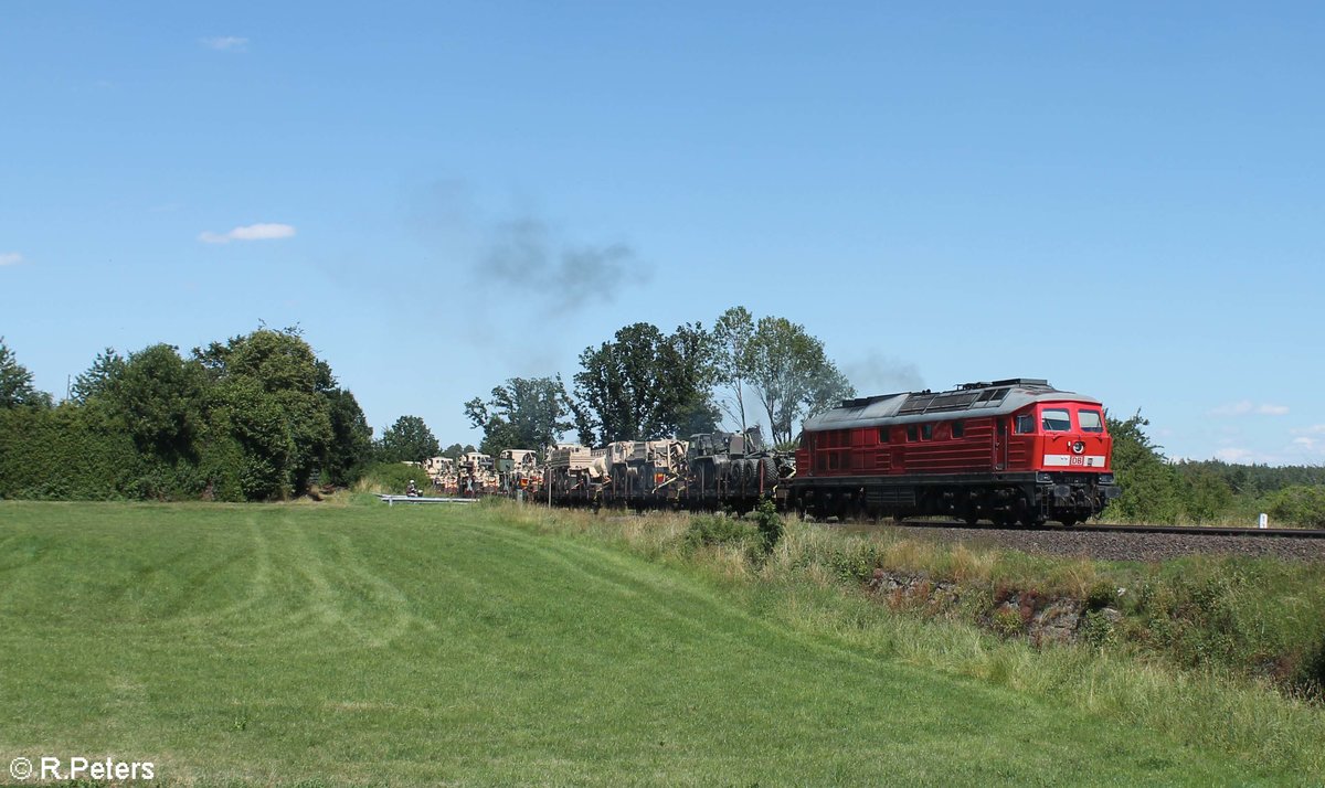 Kurz vorm BÜ in Schönfeld , am Esig Wiesau musste 233 176 mit ihrem Militärzug halten, kurz drauf schloss sich der BÜ und weiter fahrt bis Wiesau Bahnhof. 22.07.20