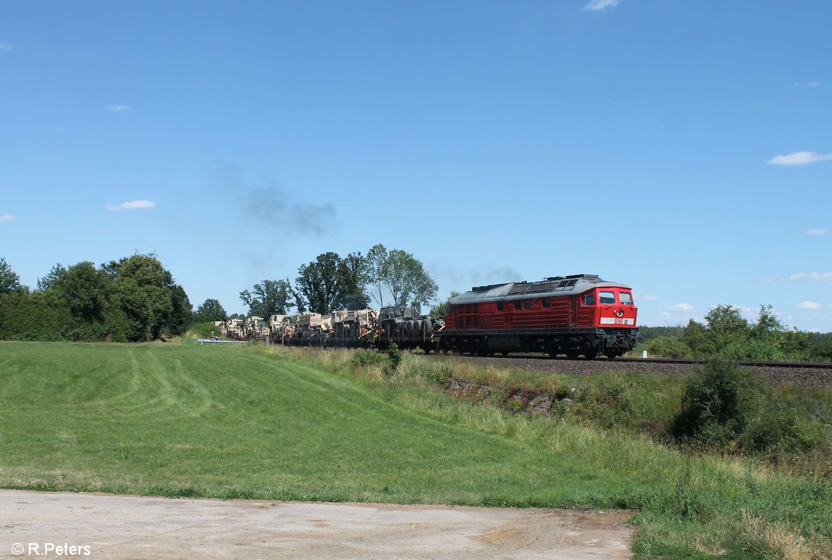 Kurz vorm BÜ in Schönfeld , am Esig Wiesau musste 233 176 mit ihrem Militärzug halten, kurz drauf schloss sich der BÜ und weiter fahrt bis Wiesau Bahnhof. 22.07.20