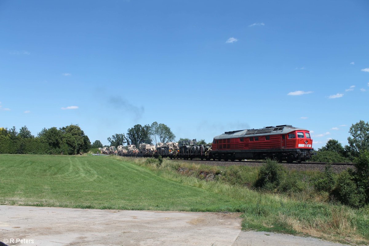 Kurz vorm BÜ in Schönfeld , am Esig Wiesau musste 233 176 mit ihrem Militärzug halten, kurz drauf schloss sich der BÜ und weiter fahrt bis Wiesau Bahnhof. 22.07.20