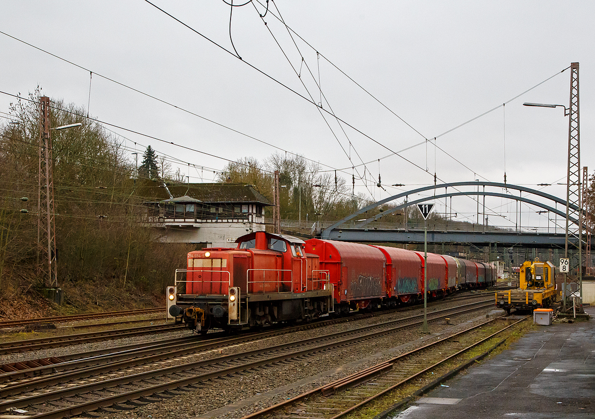 Kurz zuvor am 29.12.2021 hatte die 185 067-6 den Coilzug im Rbf Kreuztal abgestellt, nun bringt die 294 694-5 (98 80 3294 694-5 D-DB), eine remotorisierte V 90 der DB Cargo AG den ersten Teil des Coilzuges zum Walzwerk nach Eichen.

Die Lok wurde 1969 bei MaK in Kiel unter der Fabriknummer 1000496 gebaut und als DB 290 194-0 an die Deutsche Bundesbahn geliefert. Die Ausrüstung mit Funkfernsteuerung (Typ Krauss-Maffei) und Umzeichnung in DB 294 194-6 erfolgte 1999. Im Jahr 2008 erfolgte durch die DB Fahrzeuginstandhaltung GmbH, in Cottbus eine Remotorisierung durch einen neuen MTU 90° V-8-Zylinder-Dieselmotor mit Common-Rail-Einspritzsystem, Abgas-Turbolader und Ladeluftkühlung, vom Typ 8V 4000 R41. Der Motor ist auf eine Leistung von 1.000 kW (1.341 PS) bei 1.800 U/min gedrosselt. Auch wurden eine neue Lüfteranlage und ein neuer Luftpresser eingebaut, zudem bekam die Lok ein Umlaufgeländer. Durch die Remotorisierung und den Umbau erfolgte auch die Umzeichnung in die heutige DB 294 694-5.