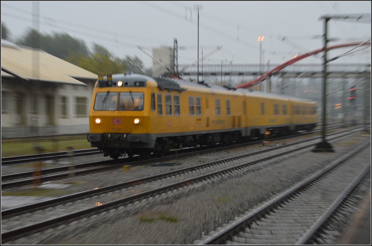Kurzbesuch in Konstanz und noch kürzer in der Schweiz. SPZ 2 der DB beginnt seinen Messtag in strömenden Regen. Der Zug wurde als 719 001 in Dienst gestellt (719 001/720 001/719 501), heute trägt er die Nummern 99 80 9429 001-7 / 99 80 9529 001-6 / 99 80 9429 002-5. Mit maximal 50 km/h können die Schienen mit Ultaschall auf Schäden untersucht werden. Der Zug entspricht vom Aufbau dem mittlerweile ausgemusterten 614. September 2014.