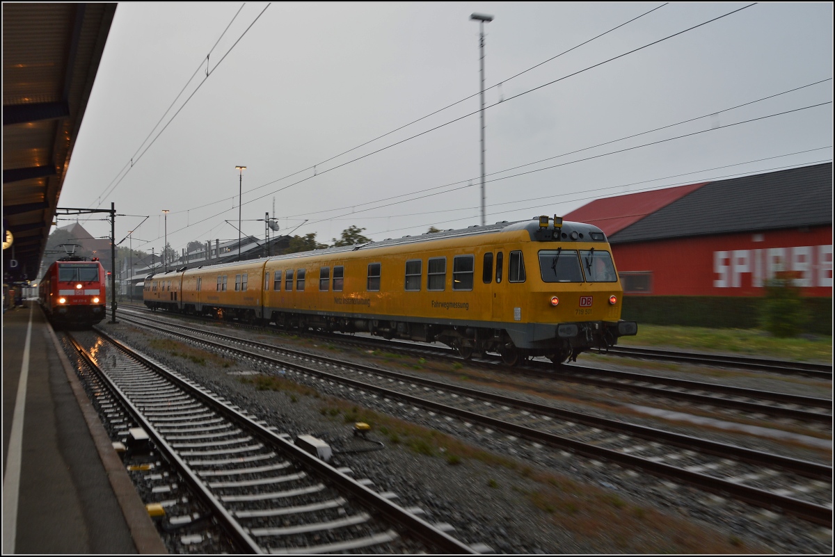 Kurzbesuch in Konstanz und noch kürzer in der Schweiz. SPZ 2 der DB beginnt seinen Messtag in strömenden Regen. Der Zug wurde als 719 001 in Dienst gestellt (719 001/720 001/719 501), heute trägt er die Nummern 99 80 9429 001-7 / 99 80 9529 001-6 / 99 80 9429 002-5. Mit maximal 50 km/h können die Schienen mit Ultaschall auf Schäden untersucht werden. Der Zug entspricht vom Aufbau dem mittlerweile ausgemusterten 614. September 2014.
