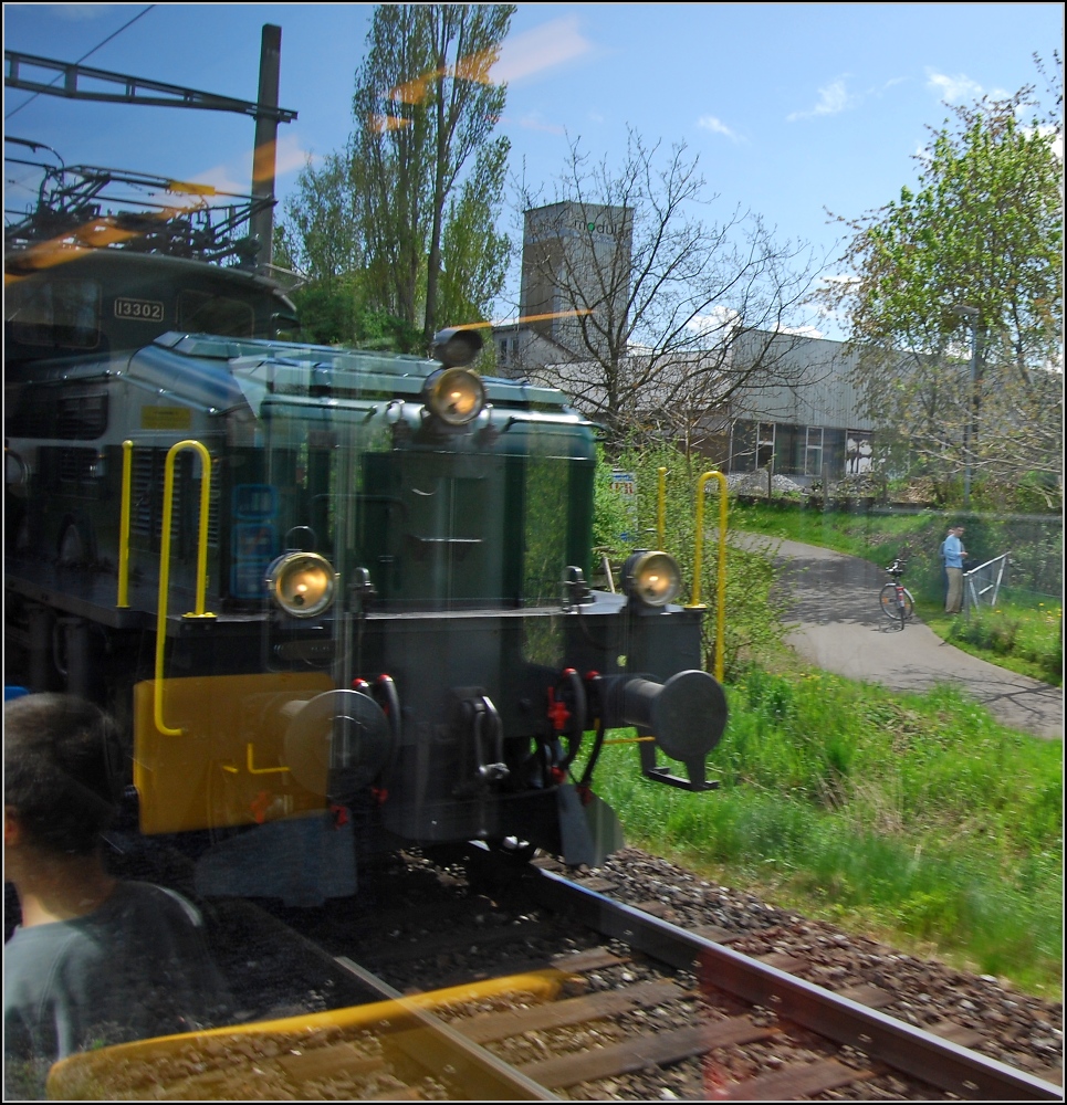 Kurzer Moment der Vergangenheit, da staunen die Fahrgste im GTW. Gesehen zwischen Kreuzlingen und Romanshorn. April 2008.