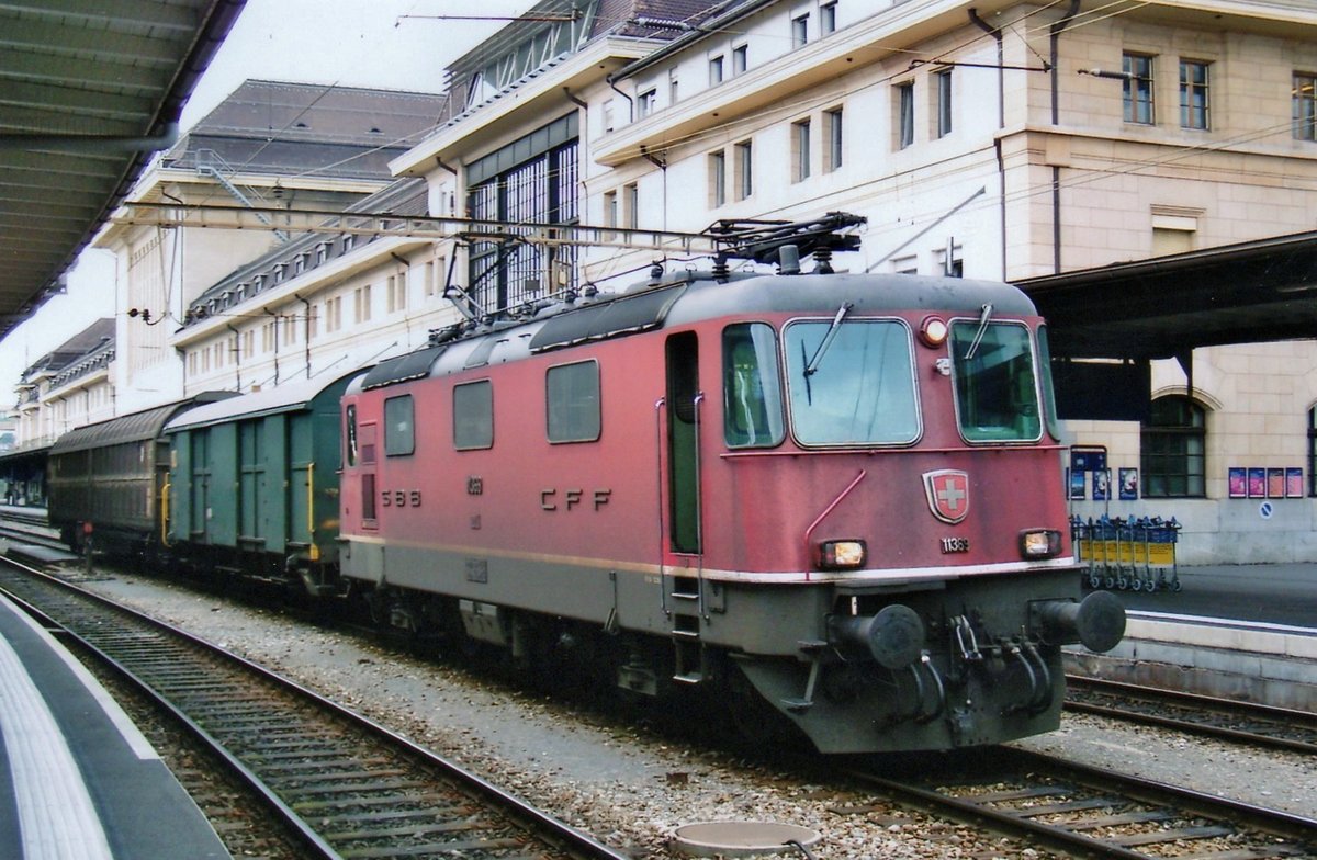 Kurzguterzug mit SBB 11369 durchfahrt Lausanne am 22 Mai 2008.