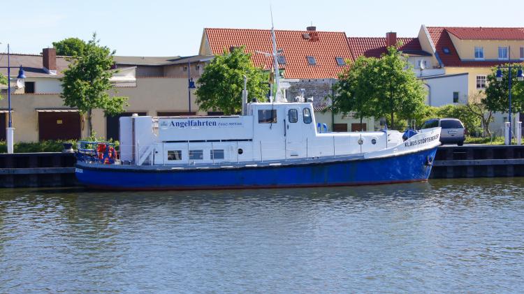 Kutter  Klaus - Strtebecker   wartet am 06.06.13 auf Hochseeangler im Hafen von Wolgast