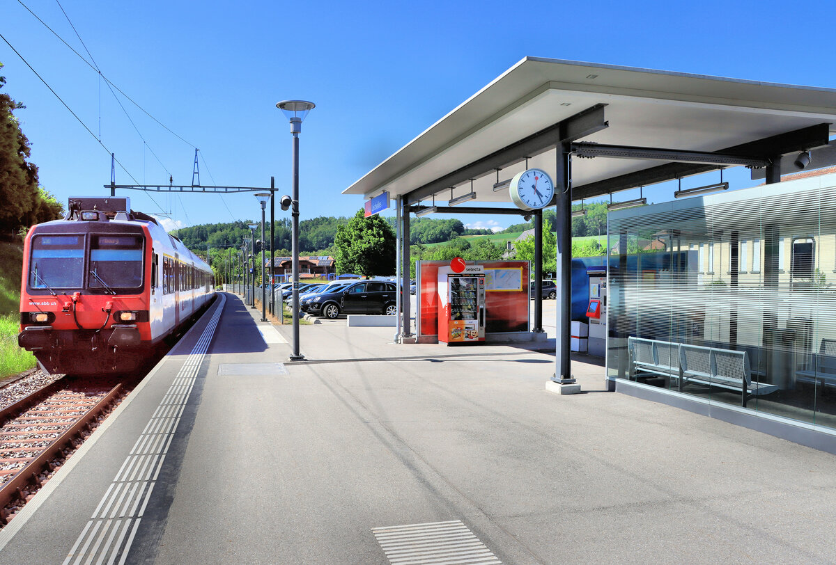 Léchelles, der schmucke kleine Bahnhof am Uebergang aus der Region Fribourg ins Broyetal nach Payerne. Einfahrt von Steuerwagen ABt 39-43 812. 1.Juni 2021  