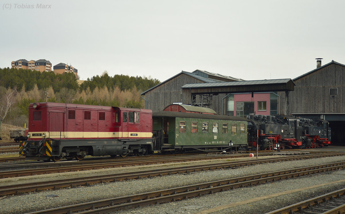 L45H-358 rangierte am 30.03.2016 99 1785-7 und 99 1741-0 über den Oberwiesenthaler Bahnhof. Später sollte noch 99 1772-5 den Lokzug erweitern.