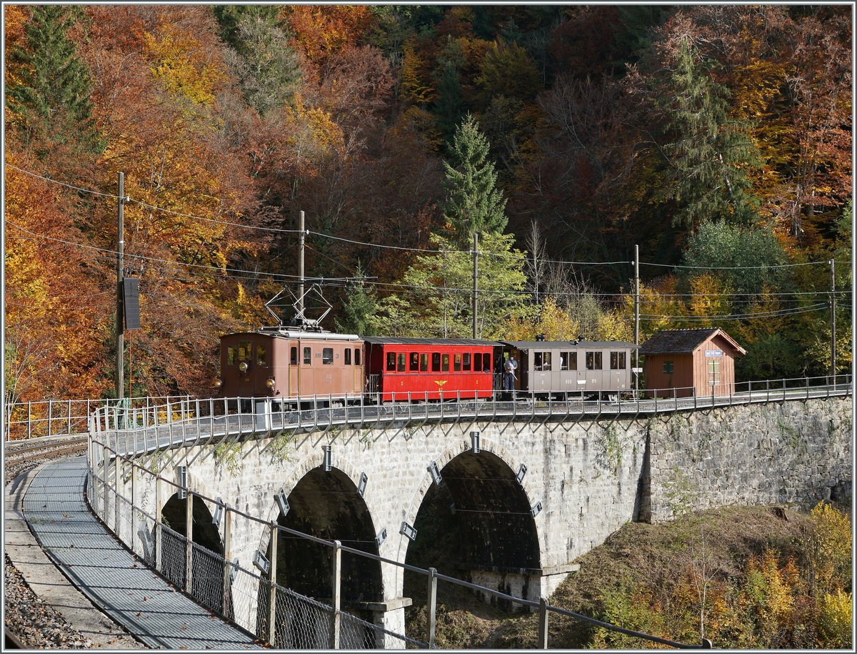 LA DER 2020 der Blonay-Chamby / Saisonende bei der Blonay Chamby Bahn: Die BOB HGe 3/3 29 auf dem Weg nach Blonay überquert bei Vers chez Robert den Baye de Clarens Viadukt. 

25. Okt. 2020