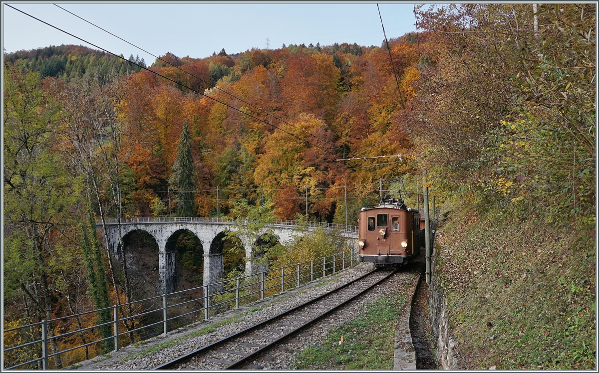  LA DER 2020 du Blonay-Chamby  / Saison Abschluss der Blonay-Chamby Bahn: Mit einem verstärkten Fahrplan und viel Dampf wird vor dem  Winterschlaf  (bzw. Arbeit im Dépôt Chaulin) nochmals viel Betrieb gemacht. Die BOB HGe 3/3 N° 29 (Baujahr 1926) hat mit ihrem Zug auf der Fahrt nach Chaulin den Baye de Clarens Viadukt verlassen. 
Der Viadukt ist in einem sehr schlechten Zustand, wird wohl in den nächsten Jahren grundlegend erneuert. 

24. Okt. 2020