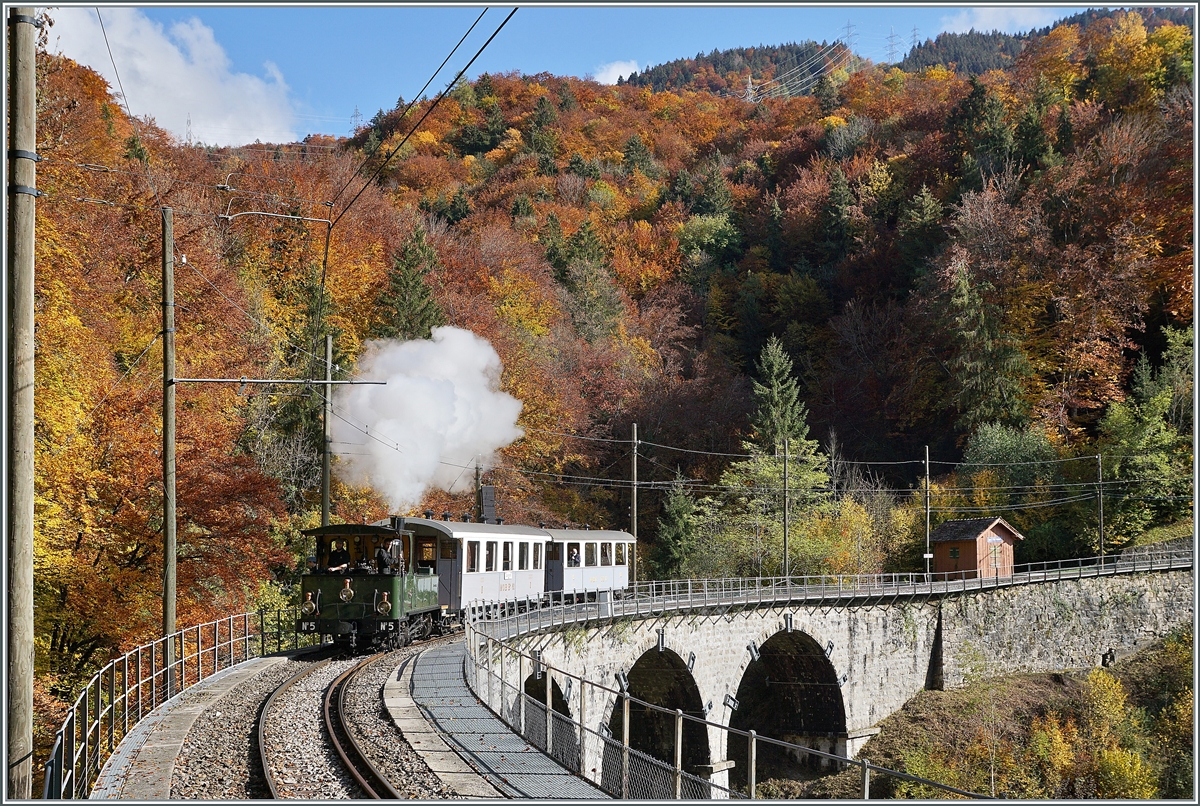  LA DER 2020 du Blonay-Chamby  / Saison Abschluss der Blonay-Chamby Bahn: Mit einem verstärkten Fahrplan und viel Dampf wird vor dem  Winterschlaf  (bzw. Arbeit im Dépôt Chaulin) nochmals viel Betrieb gemacht. Die LEB G 3/3 (Baujahr 1890) der Blonay-Chamby Bahn auf dem Baye de Clarens Viadukt ist auf dem Weg nach Blonay. 

24. Okt. 2020