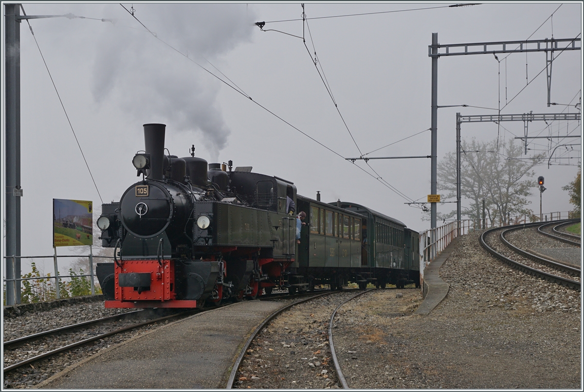 La DER 2021 (Saison Abschluss 2021): die G 2x 2/2 105 schiebt ihren Zug in Chamby nach Chaulin Musée. 

30. Okt. 2021 