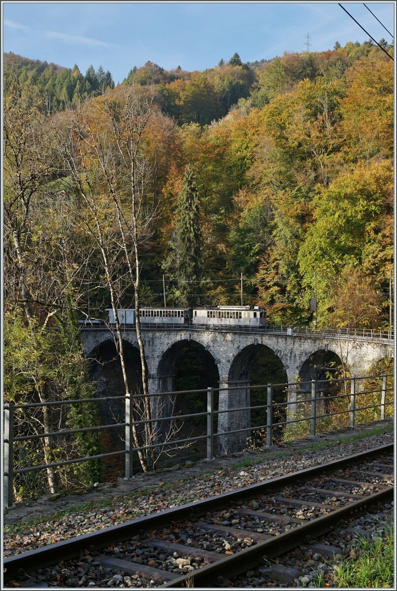  La DER de la Saison!  (Saisonabschlussfeier der Blonay-Chamby Bahn 2022) - Der als LLB ABFeh 2/4 10 angeschriebene BCFeh 4/4 der Blonay-Chamby Bahn fährt mit passenden LLB Wagen über den Baye de Clarens Viadukt in Richtung Chamby.

30. Oktober 2022