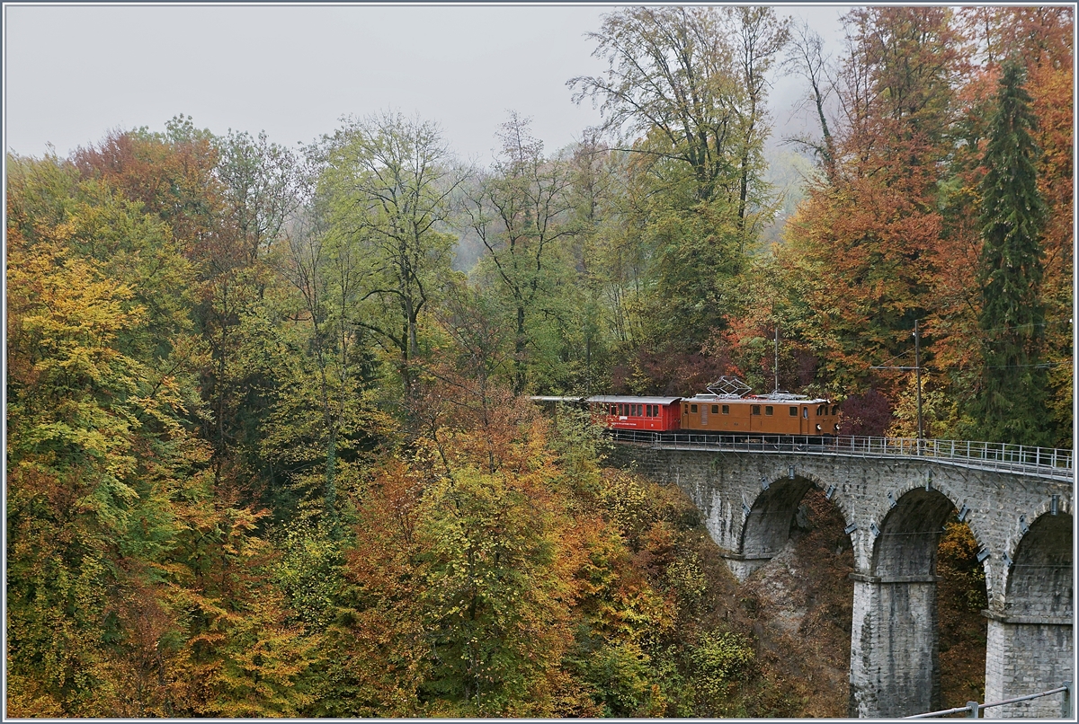 La Dernière du Blonay - Chamby - das 50. Jahre Jubiläum beschliesst die Blonay Chamby Bahn mit einer Abschlussvorstellung: Die Berninabahn Ge 4/4 81 macht mit ihrem bunten Zug auf der Fahrt nach Chaulin dem Herbstwald Konkurrenz.
27. Oktober 2018