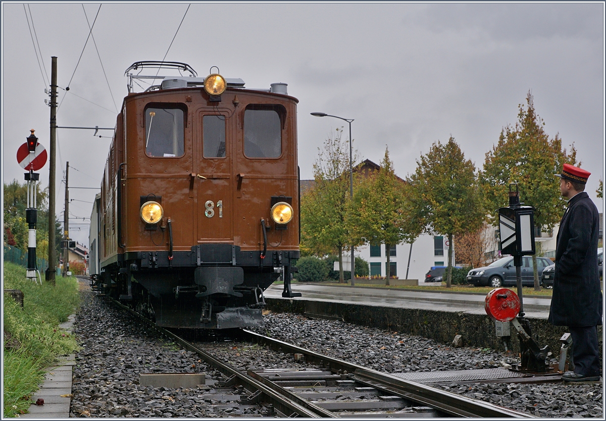 La Dernière du Blonay - Chamby - das 50. Jahre Jubiläum beschliesst die Blonay Chamby Bahn mit einer Abschlussvorstellung und zeigt ihre  Schätze  in einem abwechslungsreichen Betrieb am letzten Saisonwochenende, wie hier die Bernina Bahn Ge 4/4 81 bei der Ankunft in Blonay.
27. Oktober 2018