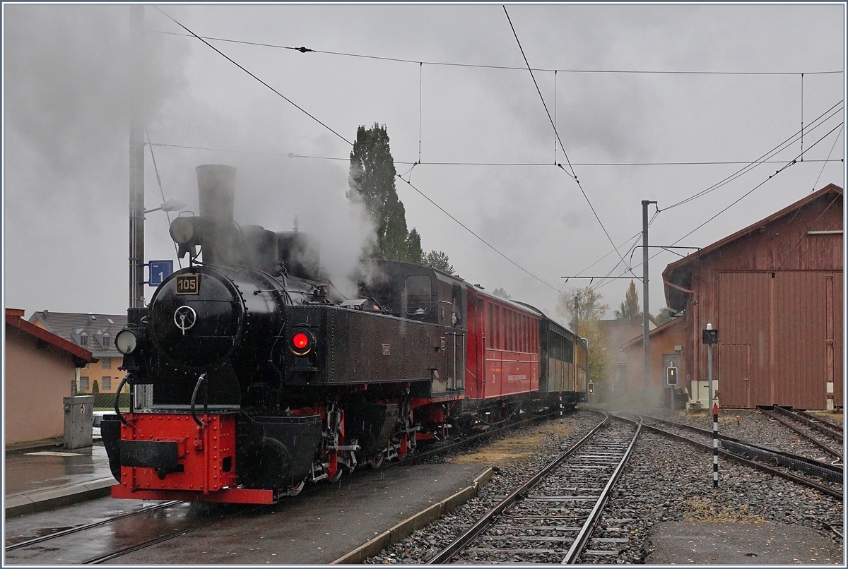 La Dernière du Blonay - Chamby - das 50. Jahre Jubiläum beschliesst die Blonay Chamby Bahn mit einer Abschlussvorstellung und liess es nochmals so richtig dampfen: Mit der SEG 2x 2/2 am Schluss (und der JS 109/ BAM 6 an der Spitze) dampft der  Riviara Belle Epoque  Richutung Vevey.
Blonay, den 28. Oktober 2018