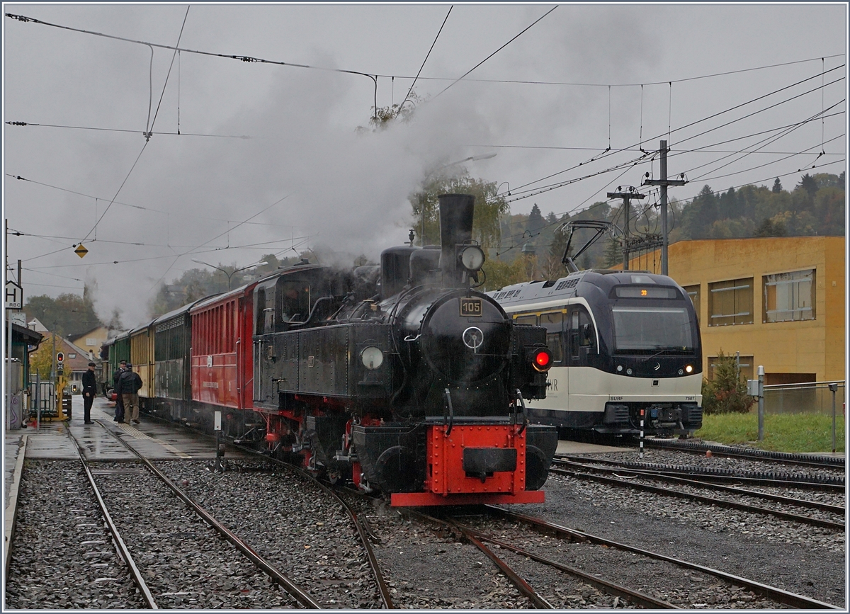 La Dernière du Blonay - Chamby - das 50. Jahre Jubiläum beschliesst die Blonay Chamby Bahn mit einer Abschlussvorstellung und liess es nochmals so richtig dampfen: Mit der SEG 2x 2/2 am Schluss und der JS 109/ BAM 6 an der Spitze wartet der  Riviara Belle Epoque  nach Vevey in Blonay auf die Abfahrt.
28. Oktober 2018