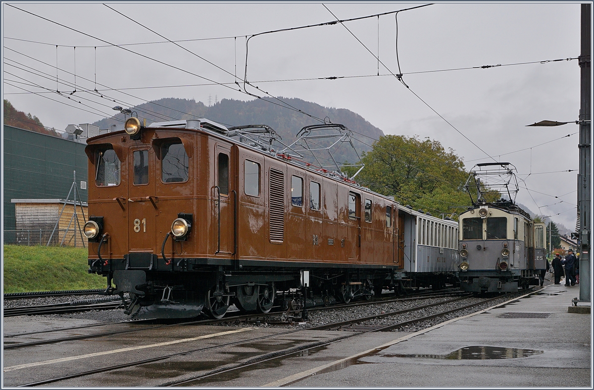 La Dernière du Blonay - Chamby - das 50. Jahre Jubiläum beschliesst die Blonay -Chamby Bahn mit einer Abschlussvorstellung: Zu meiner Überraschung stand trotz Regen der LLB ABFe 4/4 10, wenn auch ohne Güterlast, in Blonay. Doch das Bild beherrscht die faszinierende Bernina Bahn Ge 4/4 81.

26. Okt. 2018