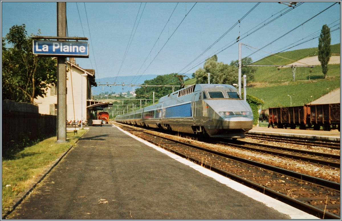 La Plaine, die westlichste SBB Station auf der Strecke Genve - Lyon wird mit Ausnahme des Lokalverkehrs von SNCF Fahrzeugen bedient, im Bild ein TGV au der Fahrt Richtung Frankreich. 

Analog Bild vom Juni 1996