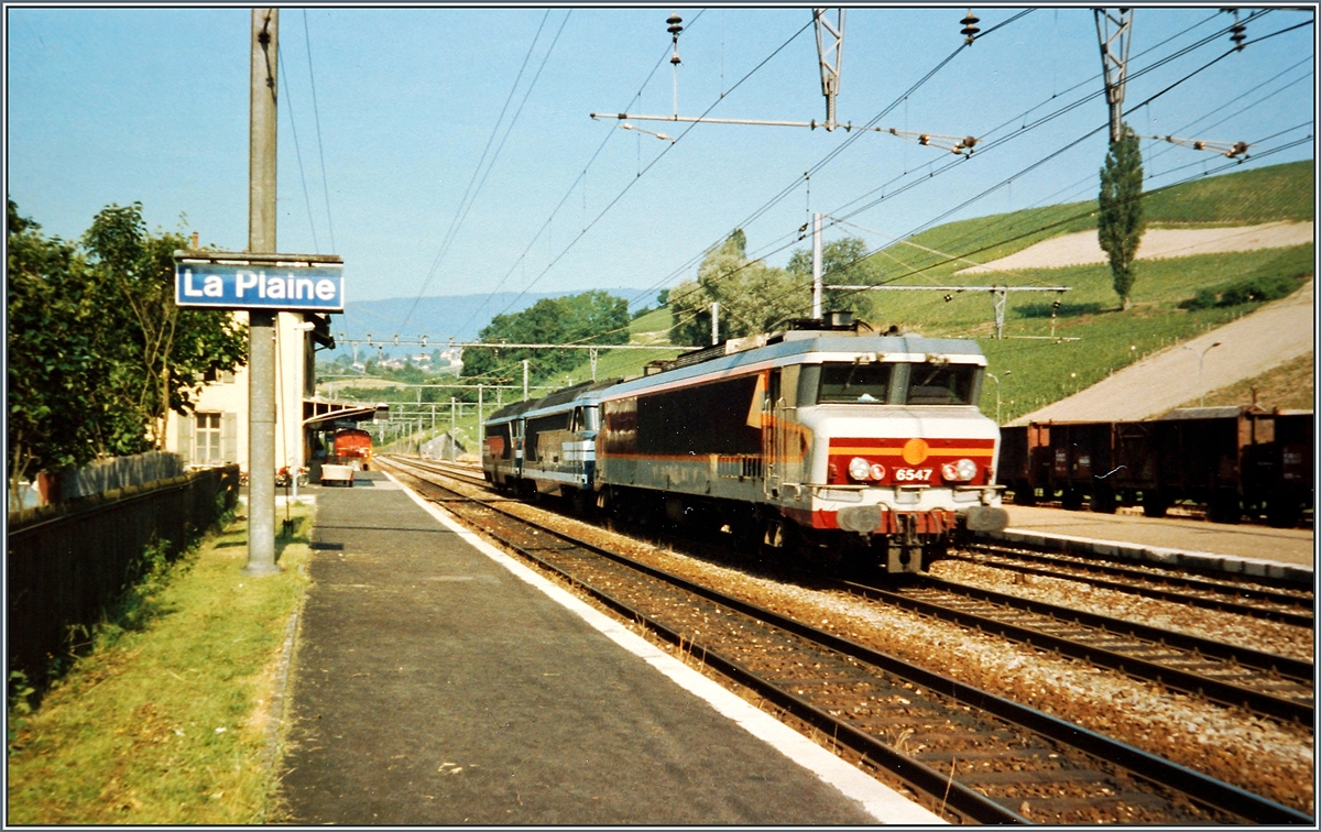 La Plaine, die westlichste SBB Station auf der Strecke Genve - Lyon wird mit Ausnahme des Lokalverkehrs von SNCF Fahrzeugen bedient,  im Bild ein Lokzug auf dem Weg nach Bellegarde. 

Analog Bild vom Juni 1996
