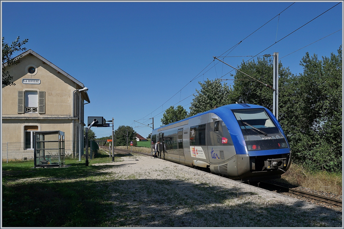 La Rivière Drugeon liegt ruhig in einer wunderschönen Landschaft, hat eine sehenswerte Kirche, eine Bar, einen kleinen Lebensmittelladen und einen Bahnhof, der, wie man sieht auch genutzt wird, auch wenn die Frequenzen (ferienhalber?) eher bescheiden sind.

Der SNCF X 73767 als TER 895714 von Pontarlier (ab 11:28) nach Dole-Vile (an 12:45) beim Halt in La Rivière - Drugeon.

21. August 2019