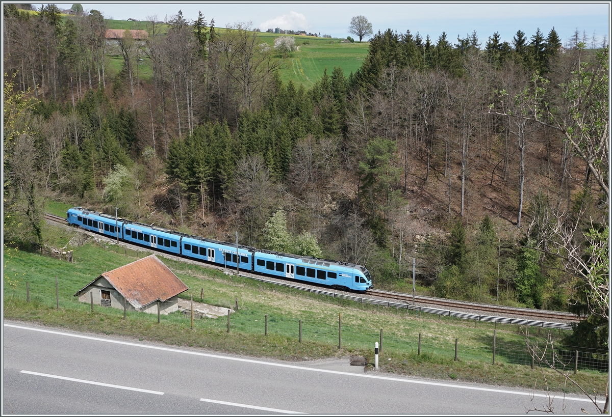 Landschaftlich sehr schön ist der Einschnitt zwischen Courtepin und Pensier auf der TPF Strecke Ins - Fribourg. Im Bild der TPF Flirt RABe 527 192  Grisoni  auf dem auf dem Weg in Richtung Fribourg.

19. April 2022