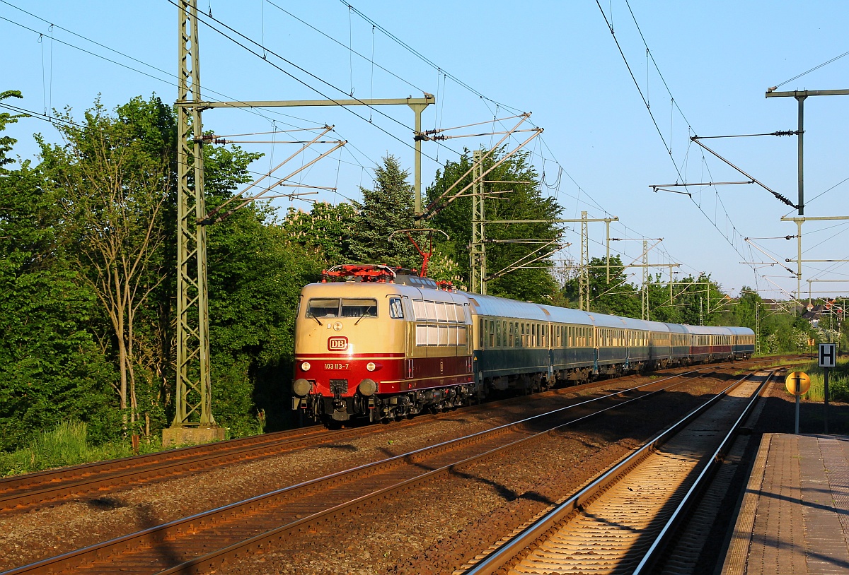 Lange hatte man darauf gewartet und am 25.05.2012 hatte die damals mit neuer HU ausgestattete 103 113-7 ihre einzige Fahrt als Zuglok des IC 79/2410/17  Hanseat . Damals endete der Zug wegen zahlreicher Probleme mit der Lok und der damit verbundenen Verspätung in Neumünster und kam als Lr 2410 gegen 20:15h(normal 18:42h)durch Schleswig gefahren. Die Rückfahrt mit dem IC 2417 endete nach zahlreichen Schwierigkeiten damals in Bremen. Ihre erste Beheimatung hatte die Lok 1970 in München, nach einem schweren Unfall 1975 und zweijähriger Reparaturzeit im Aw Opladen war sie ab 1977 wieder im Dienst. Im Februar 2011 wurde sie im Aw Dessau mit einer neuen HU ausgestattet und ist seitdem im Dienst.