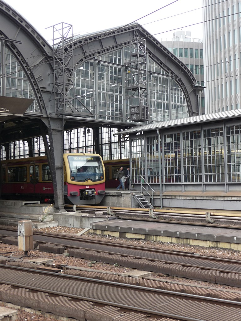 Langeweile beim Warten auf den Zug fhrt zu vermeintlicher Kreativitt: Ein 481er guckt aus der Rhre. 7.10.13