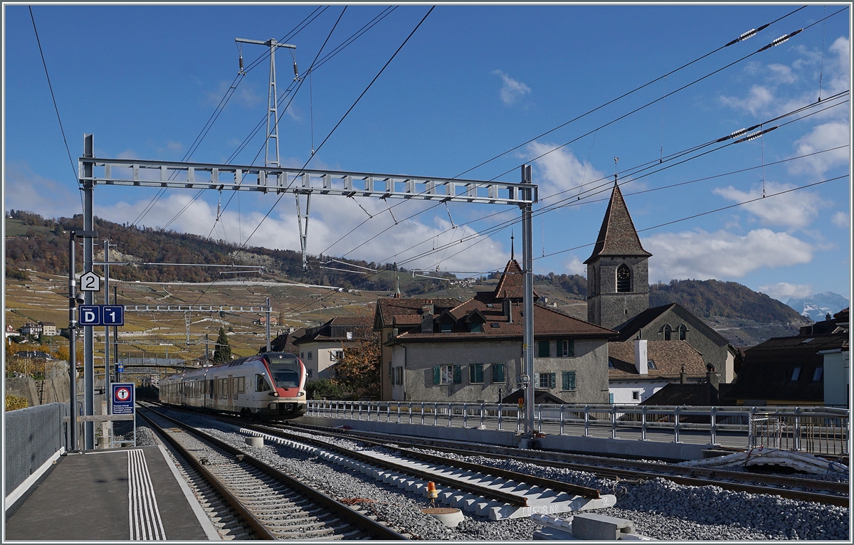 Langsam, für mein Empfinden zu langsam, nimmt der Bahnhof von Cully seine neuen Form an. Seit dem baubedingten Streckenunterbruch vom 6./7. Nov. 2021 fahren die Züge in der Relation Vevey - Lausanne nun über das neu verlegte Gleis 3, während das Geleis 2 abgebaut wurde. Aber noch immer steht den Reisenden und ein bedarf Bahnsteig zu, der neben langen Wegen auch ohne Wetterschutz ist. Im Bild ein SBB RABe 523 auf dem Weg nach Lausanne bei der Ankunft in Cully.

8. November 2021