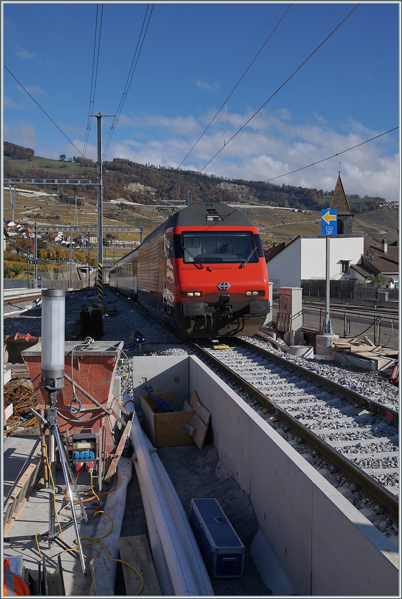 Langsam, für mein Empfinden zu langsam, nimmt der Bahnhof von Cully seine neuen Form an. Seit dem baubedingten Streckenunterbruch vom 6./7. Nov. 2021 fahren die Züge in der Relation  Vevey - Lausanne nun über das neu verlegte Gleis 3, während das Geleis 2 abgebaut wurde. Aber noch immer steht den Reisenden und ein bedarf Bahnsteig zu, der neben langen Wegen  auch ohne Wetterschutz ist. 

Im Bild eine SBB Re 460 mit ihrem IR90 auf dem Weg nach Genève-Aéroport. 

8. November 2021