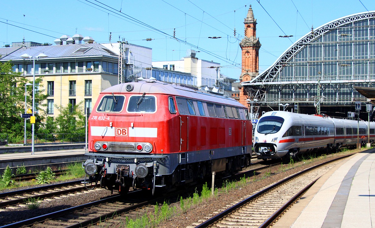 Langsam rangiert die Abschlepphilfe aus Hannover die 218 832-4 REV/BCS X/24.02.22 an die  Liegenbleiber . Bremen 11.06.2022 