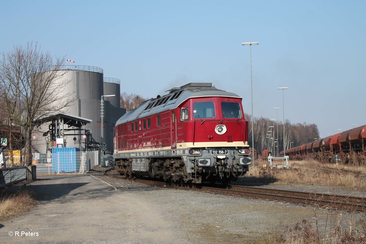 Langsam rollt 132 158 los in Richtung ersten Teil des Kesselzuges.