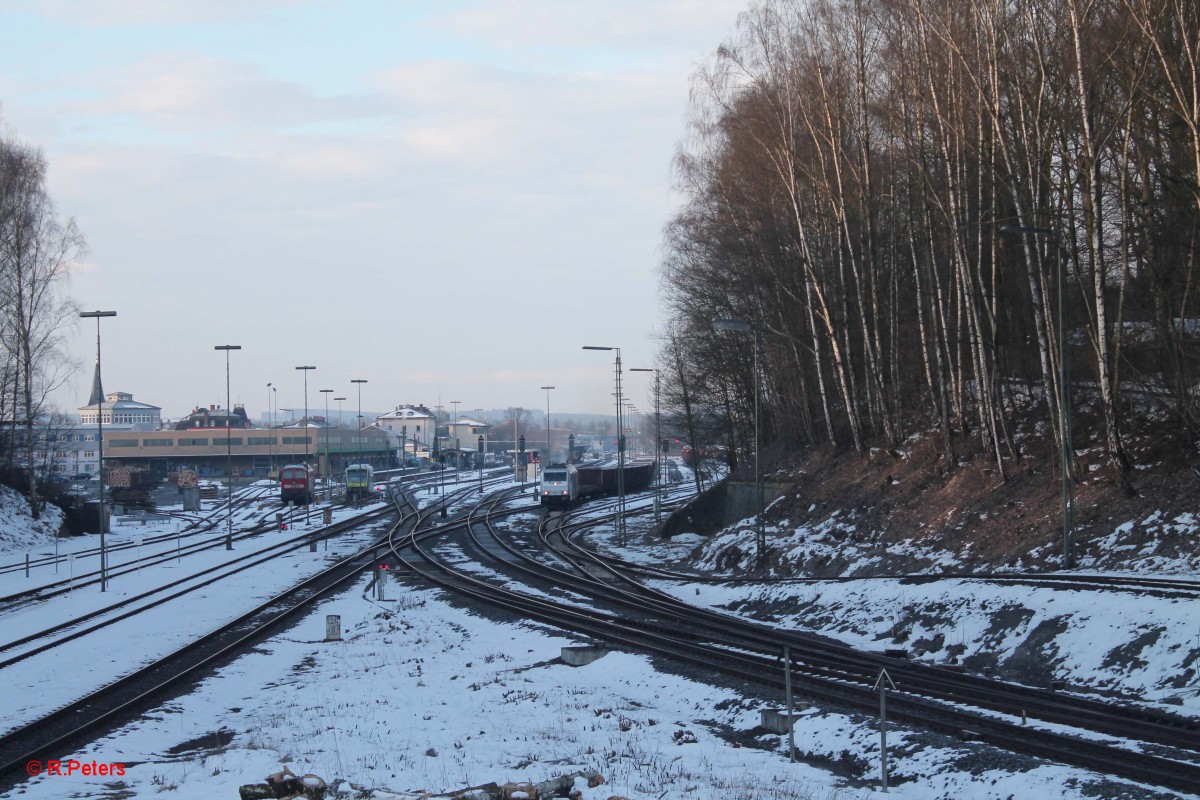 Langsam setzt 76 111 den 48340 Schrottzug Cheb - Könitz in Marktredwitz in Bewegung. 21.02.15