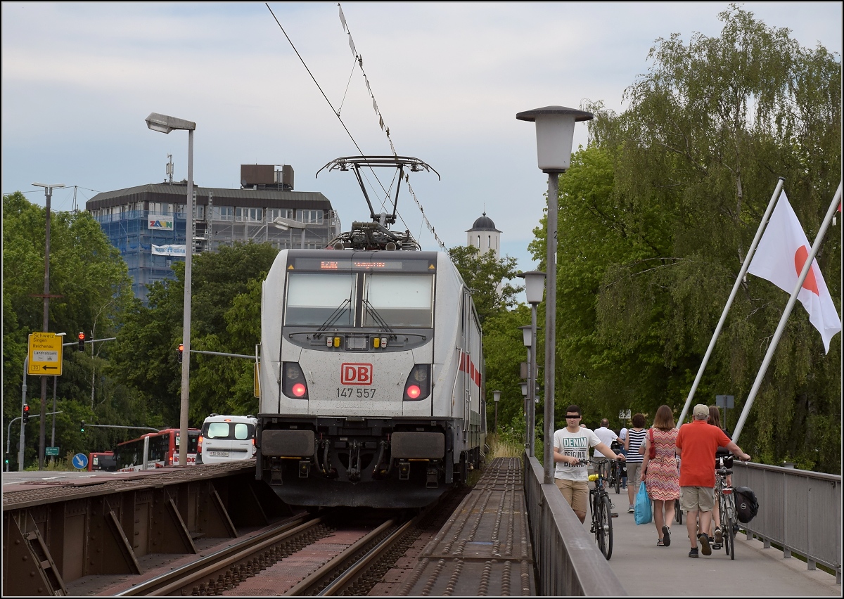 Langsam wird es ernst. 147 557 mit ihrem IC2 CH wagt sich fast schon in die Schweiz. Hier auf dem Rückweg gen Stuttgart noch auf der Rheinbrücke. Konstanz, Juni 2019.