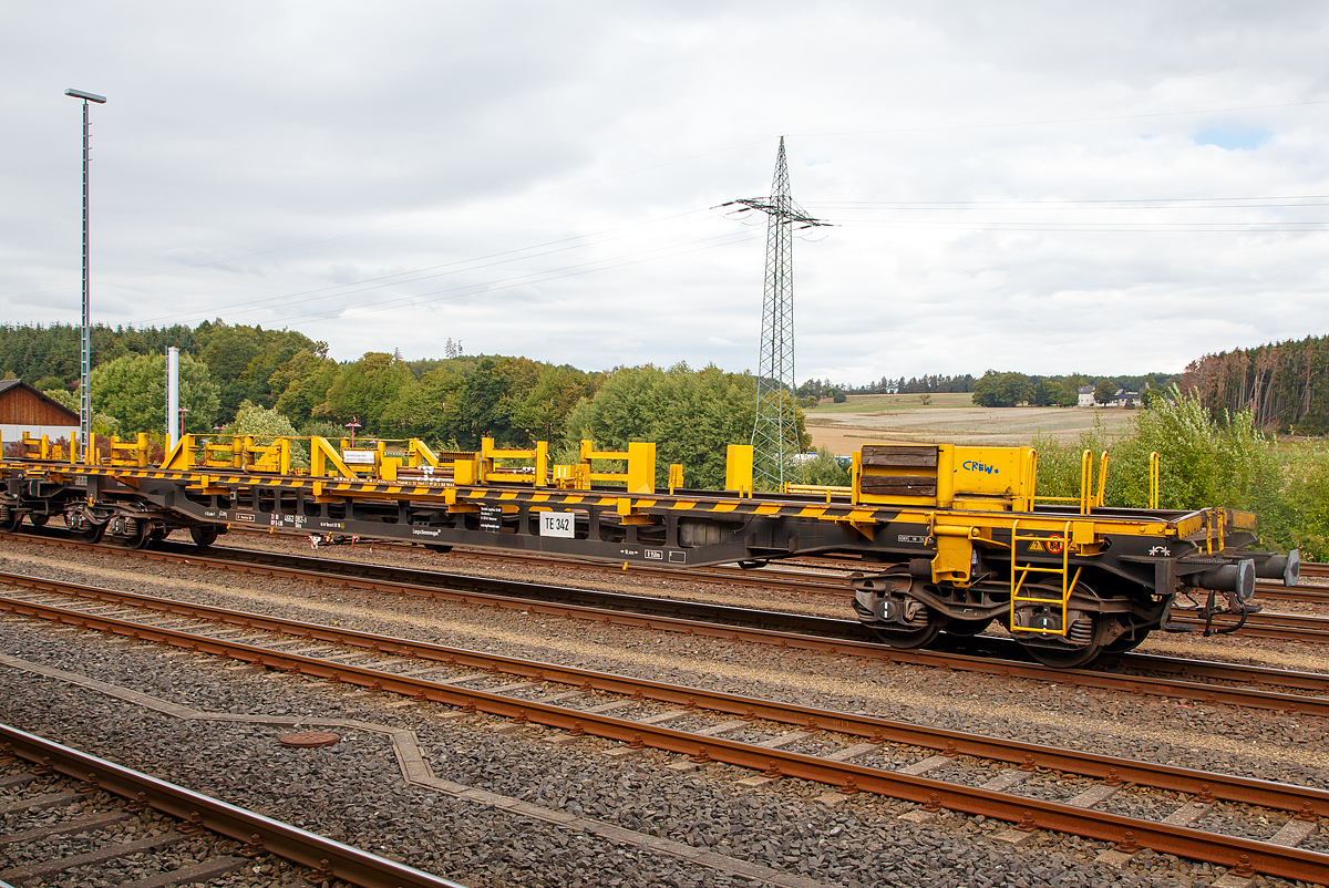 
Langschienenwagen 281 aufbauend auf einen 4-achsigen Drehgestellwagen der Gattung Skks, 33 80 4662 082-3 D-LOG als Endwagen zur Langschienentransporteinheit TE 342 der Bauart Robel der Vossloh Logistics GmbH (ex LOG Logistikgesellschaft Gleisbau mbH) abgestellt am 02.09.2018 beim ICE-Bahnhof Montabaur. 

TECHNISCHE DATEN:
Spurweite: 1.435 mm
Anzahl der Achsen: 4
Länge über Puffer: 24.000 mm
Drehzapfenabstand: 18.500 mm
Achsabstand im Drehgestell: 1.800 mm
Laufraddurchmesser (neu): 920 mm
Ladelänge (Plattformlänge): 22.200 mm 
Eigengewicht: 37.950 kg
Tragfähigkeit: 42.000 kg (Streckenklasse C)
Höchstgeschwindigkeit: 100 km/h 
Kleinster befahrbarer Gleisbogen: R = 150 m
Bremse: KE – GP Becorit IB 116 
Hersteller Wagenunterbau: Tabolt