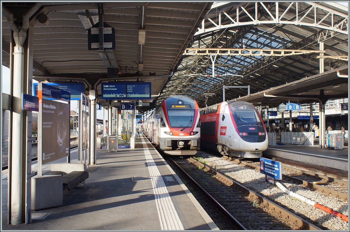 Lausanne mit zwei Zgen nach Frankreich: Der SBB RABe 511 030 ist als RE 33 auf der Fahrt nach Annemasse und der TGV Lyria nach Paris. Zwar ist die Grenze von hier nur rund sechs Kilometer entfernt in der Mitte des Genfer Sees, doch doch beide Zge werden die Schweiz erst nach Genve, gut 70 Km von hier verlassen.

7. Dez. 2023
