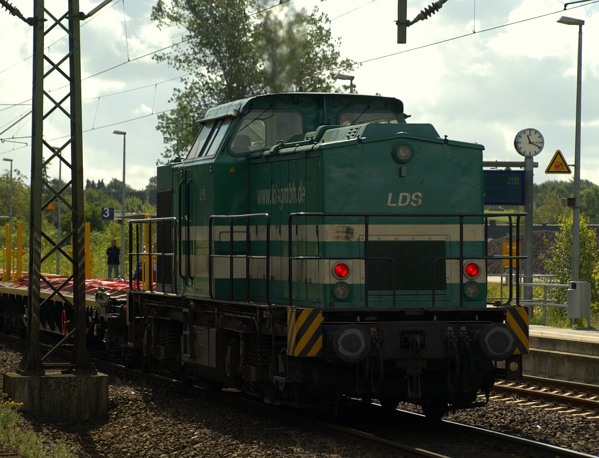 LDS 3/ 203 127-6(LEW 1973/13563,V100.1,1305 kW,ex ALS,DR 202 524)als Schublok an einem Bauzug der durch Schleswig fuhr. 10.08.2011