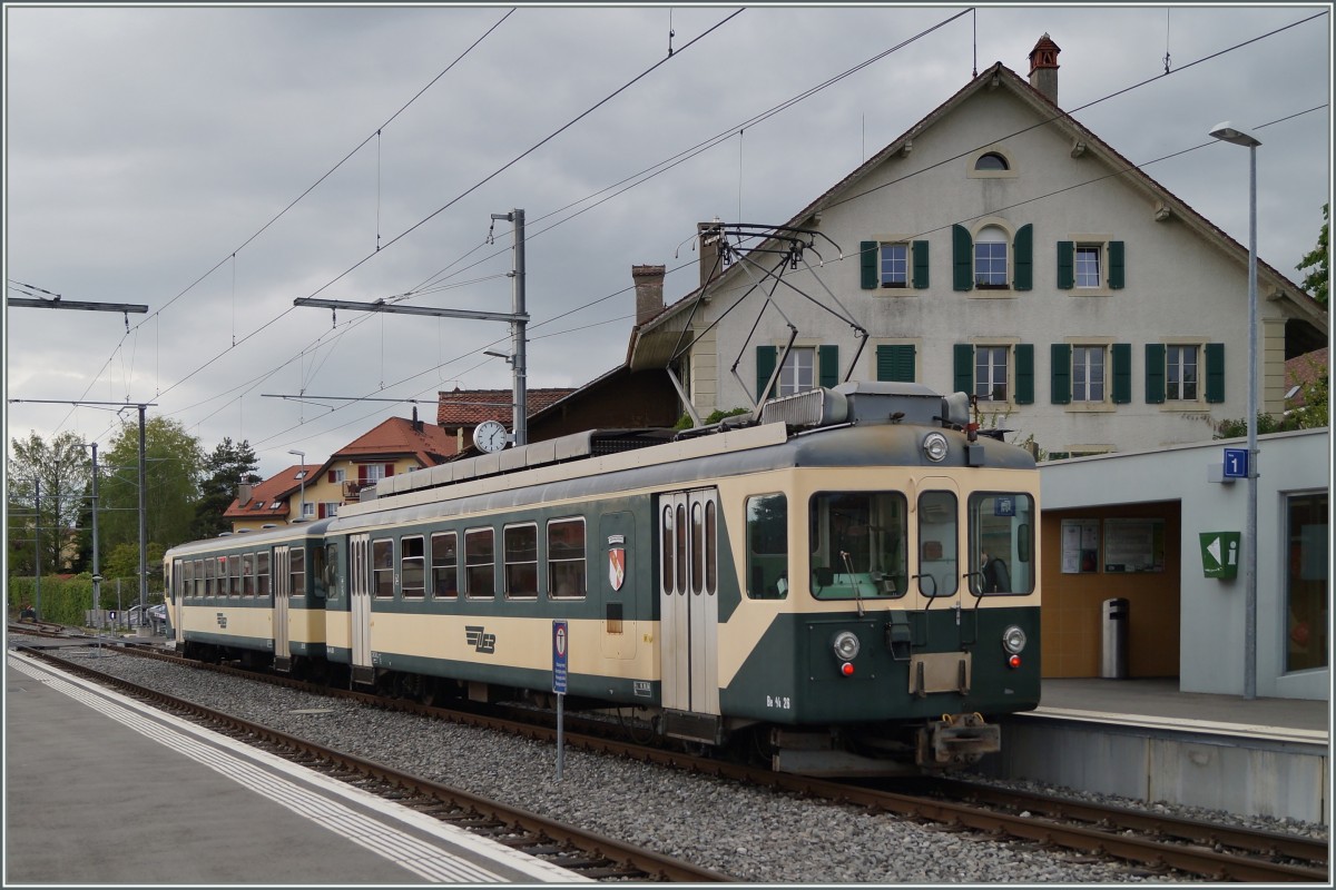 LEB Schnellzug 51 mit Bt 151 und Be 4/4 26 beim kurzen Halt in Romanel s/Ls.
25. April 2014