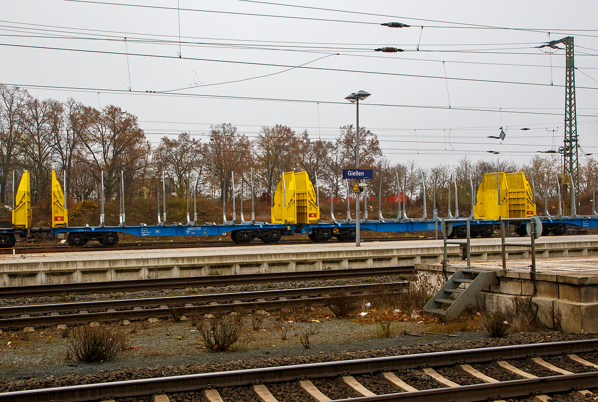 Leerer 2 x vierachsiger Flachwagen in Sonderbauart (Doppelwagen) der Gattung Sggmrrs, 35 81 4657 176-7 A-IF der österreichischen INNOFREIGHT hier als Wagon für Holztransporte mit 32 Rungen bzw. Smart GigaWood-Waggon (2x45 ft InnoWaggon) am 12.11.2021 bei einer Zugdurchfahrt im Bahnhof Gießen.

Diese Wagen sind für Prozent mehr Zuladung pro Wagen ausgelegt. Der deutsche Holzlogistiker HLG Holzlogistik und Güterbahn (Bebra) hat z.Z. über 40 dieser GigaWood-Waggons angemietet. Hier sind die Wagen speziell mit 32 Rungen für den Holztransport für Holzlänge ab 3m eingerichtet, sie können aber auch schnell für andere Einsatzzwecke umgebaut werden (modulare Container-System).

TECHNISCHE DATEN:
Spurweite: 1.435 mm (Normalspur)
Achsenanzahl : 8 pro Doppelwagen
Länge über Puffer : 29.520 mm
Drehzapfenabstand: 9.520 mm
Achsabstand in den Drehgestellen: 1.800 mm
Raddurchmesser: 920 mm (neu)
Eigengewicht : 39.000 kg
Max. Geschwindigkeit: 100 km/h
Max. Zuladung pro Doppelwagen: 141 t (ab Streckenklasse D)
Max. Ladevolumen pro Doppelwagen: 110 m³
Ladelänge: 2 x 13.436 mm (2 x 45 ft)
Ladegut: Rundholz ab 3 m länge
Entlademöglichkeiten: Logstacker oder Highlifter
Intern. Verwendungsfähigkeit: TEN-GE