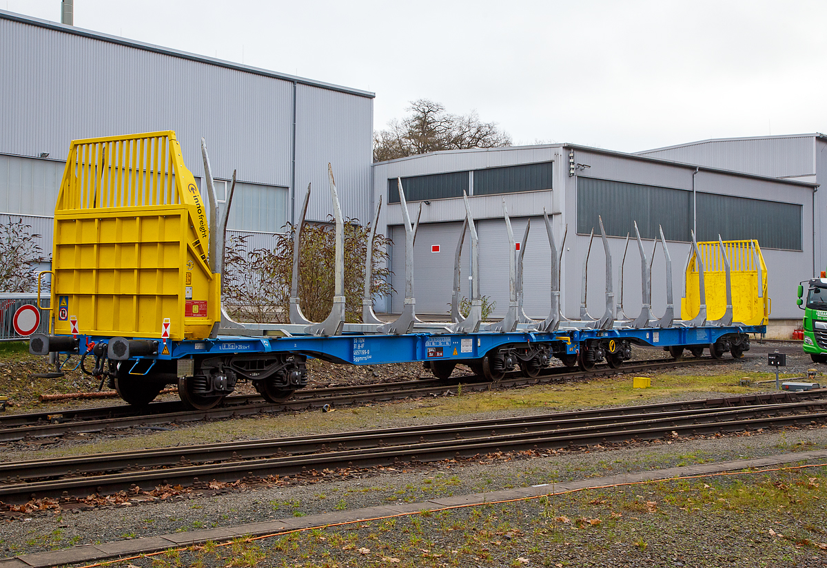 Leerer 2 x vierachsiger Flachwagen in Sonderbauart (Doppelwagen), 35 81 4657 199-9 A-IF, der Gattung Sggmrrs S240, der sterreichischen INNOFREIGHT hier als Wagon fr Holztransporte mit 10 Rungenpaaren bzw. Smart GigaWood-Waggon (IW 90ft 5x5 InnoWaggon) am 19.12.2021 abgestellt in Siegen-Eintracht auf der Gleisanlage der KSW - Kreisbahn Siegen-Wittgenstein (Eisern-Siegener Eisenbahn NE 437).

Der Wagen wurde 2021 von TV Gredelj in Kroatien unter der Nr. 005 A. Der slowakische Hersteller Tatravagnka steht zudem, wohl als Lizenzgeber, auch auf dem Fabrikschild.

Diese Wagen sind fr Prozent mehr Zuladung pro Wagen ausgelegt. Der deutsche Holzlogistiker HLG Holzlogistik und Gterbahn (Bebra) hat z.Z. ber 40 dieser GigaWood-Waggons angemietet. Hier sind die Wagen speziell mit 10 Rungenpaaren (20 Rungen) fr den Holztransport fr Holzlnge 4 oder 5 m (vorw. 5 m) eingerichtet, sie knnen aber auch schnell fr andere Einsatzzwecke umgebaut werden (modulare Container-System).

TECHNISCHE DATEN:
Spurweite: 1.435 mm (Normalspur)
Achsenanzahl : 8 pro Doppelwagen (in 4 Drehgestellen)
Lnge ber Puffer : 29.520 mm
Drehzapfenabstand: 9.520 mm
Achsabstand in den Drehgestellen: 1.800 mm
Raddurchmesser: 920 mm (neu)
Hhe der Ladeflche: 1.155 mm
Eigengewicht : 36.000 kg
Max. Geschwindigkeit: 100 km/h
Max. Zuladung pro Doppelwagen: 144 t (ab Streckenklasse D)
Max. Ladevolumen pro Doppelwagen: 124 m
Ladequerschnitt: 8 m
Ladelnge: 28.130 mm (90 ft)
Ladegut: Rundholz in 4 oder 5m Lnge
Lademglichkeit: 6 x 4 m Pakete oder 5 x 5 m Pakete
Entlademglichkeiten: Logstacker oder Highlifter
Bremse: KE-GP-A (K)
Bremssohle: Jurid 822
Kleinster befahrbarer Gleisbogen: R = 75m
Intern. Verwendungsfhigkeit: TEN-GE