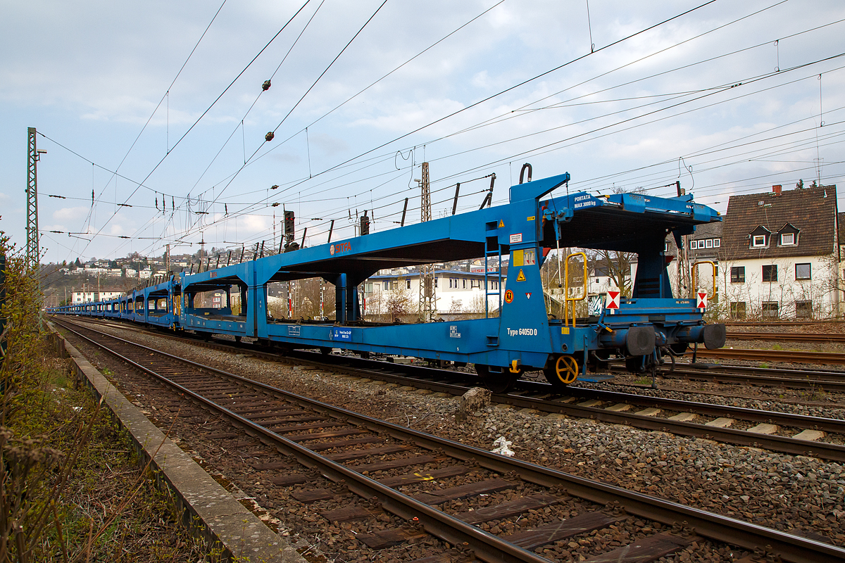 Leerer dreiachsiger Doppelstock-Autotransportwagen, der Gattung Laekks, Bauart 372 (Type 6405D 0), der SITFA - Società Italiana Trasporti Ferroviari Autoveicoli S.p.A. (Moncalieri, Italien) am 21.04.2021 bei einer Zugdurchfahrt in Siegen, hier am Zugschluss der 23 88 4259 078-4 B-SITFA.

Der Wagen ist den Transport für Klein- und Mittelklasse Wagen.

TECHNISCHE DATEN:
Gattung: Laekks (Bauart 372)
Spurweite: 1.435 mm
Anzahl der Achsen: 3
Länge über Puffer : 27.000 mm
Achsabstände: 2 x 10.420 mm
Laufraddurchmesser (neu): 840 mm
Ladelänge : 26.160 mm (unten) / 26.420 mm (oben)
Ladebreite : 2.810 mm
Höchstgeschwindigkeit: 100 km/h 
Eigengewicht: 31.250 kg
Nutzlast: 18,0 t (unten und oben jeweils max. 9 t)
Kleinster befahrbarer Gleisbogenhalbmesser: R 80 m
Bremse: Frein O oder Ch-GP (Selbsttätige Druckluftbremse Typ Oerlikon oder Charmilles)
Bremssohle: IP 116 (LL)
Feststellbremse: Ja, auf 100 %
Intern. Verwendungsfähigkeit: RIV