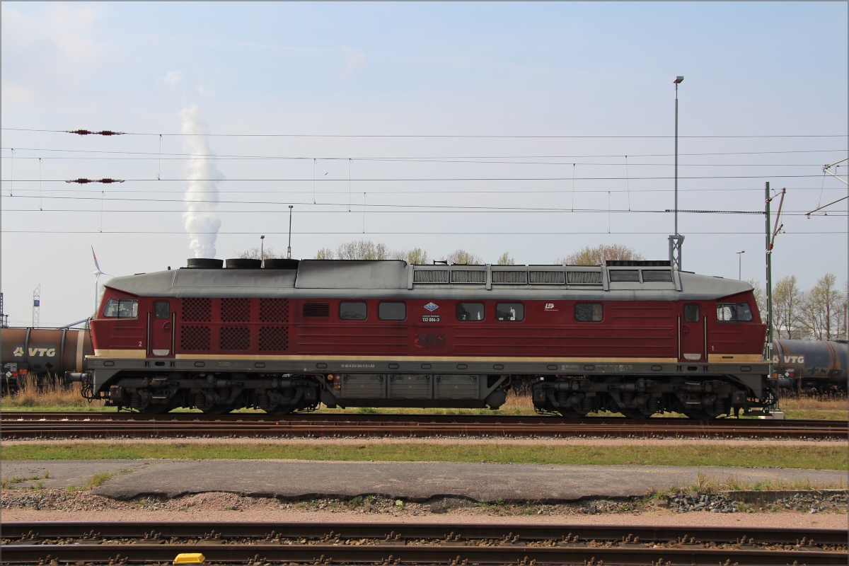 LEG 132 004 abgestellt am 01.04.17 in Hamburg Hohe Schaar. Kleiner Spaß mit den Ausstoß vom Kohlekraftwerk Moorburg bot sich an...