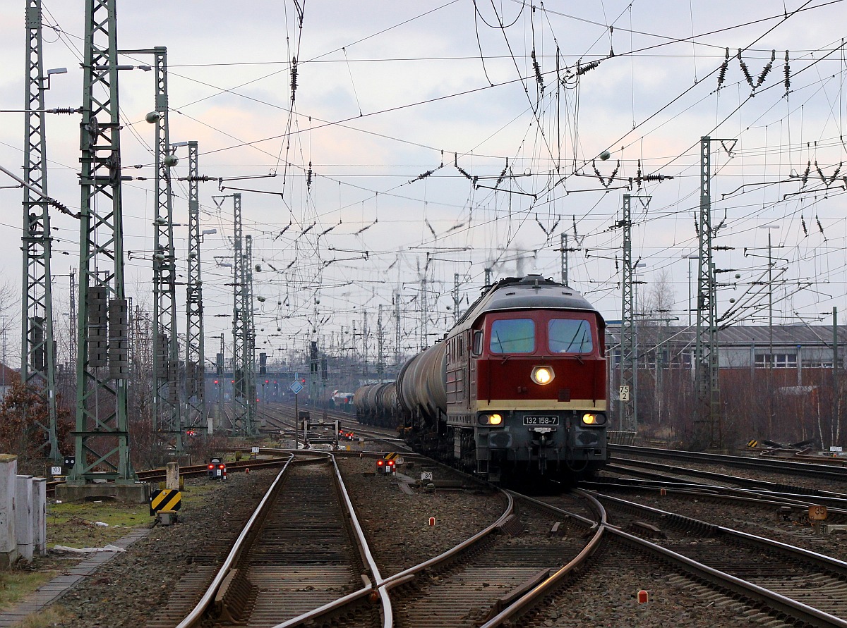 LEG 132 158-7/0232 158-8 mit dem DGS 69489 auf dem Weg von Kiel Suchsdorf nach Passow(Uckermark) hier festgehalten in Neumünster am 17.02.2016. 