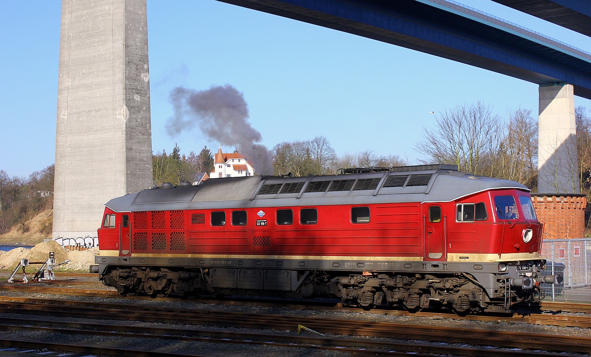 LEG 132 158-7(92 80 0232 158-8 D-LEG, REV/BCS X/22.06.12) abgestellt in Kiel Wik an der Ölmühle beim  Starten  des Motors. 17.02.2016