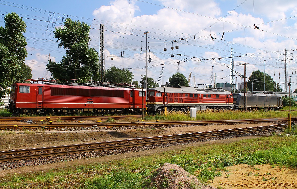 LEG 155 137-3/250 137-7(REV/LD X/29.10.12), LEG 0232 204-0/132 004-3(REV/BCS X/29.04.15) und die MRCE 185 572-5 abgestellt in Hamburg Hohe Schaar am 29.08.2015.