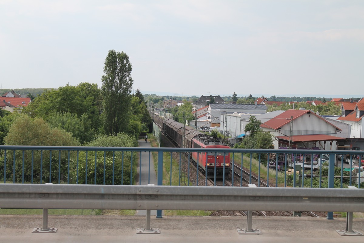 Leider ein Notschuss von 155 251-2 mit 4 Gedeckte Gterwagen bei Nauheim. 22.05.15