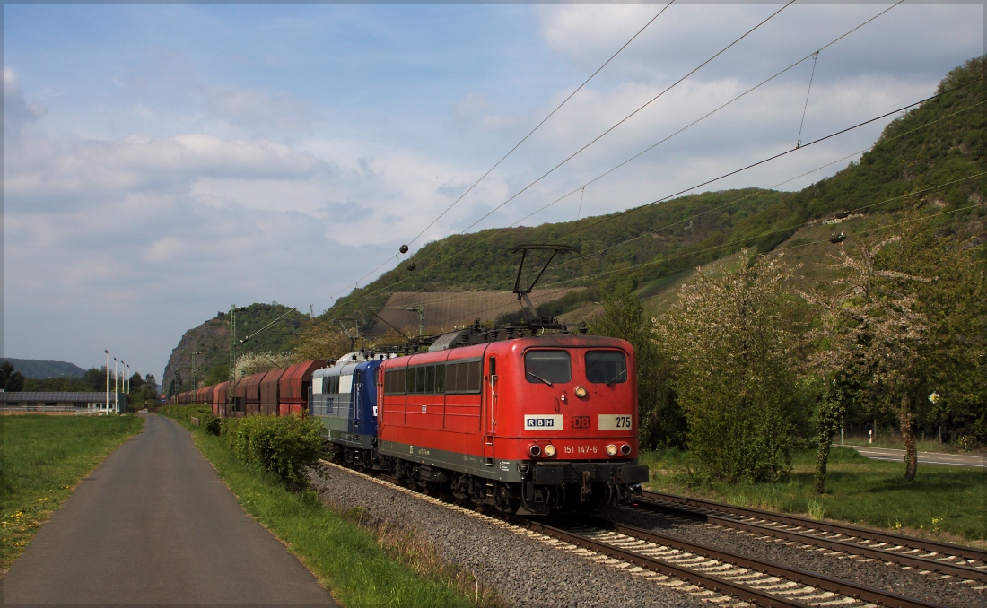 Leider  falsch  herum...151 147 (RBH 275) und 151 152 (RBH 262) mit Kohlezug in Richtung Süden am 10.04.14 in Leutesdorf